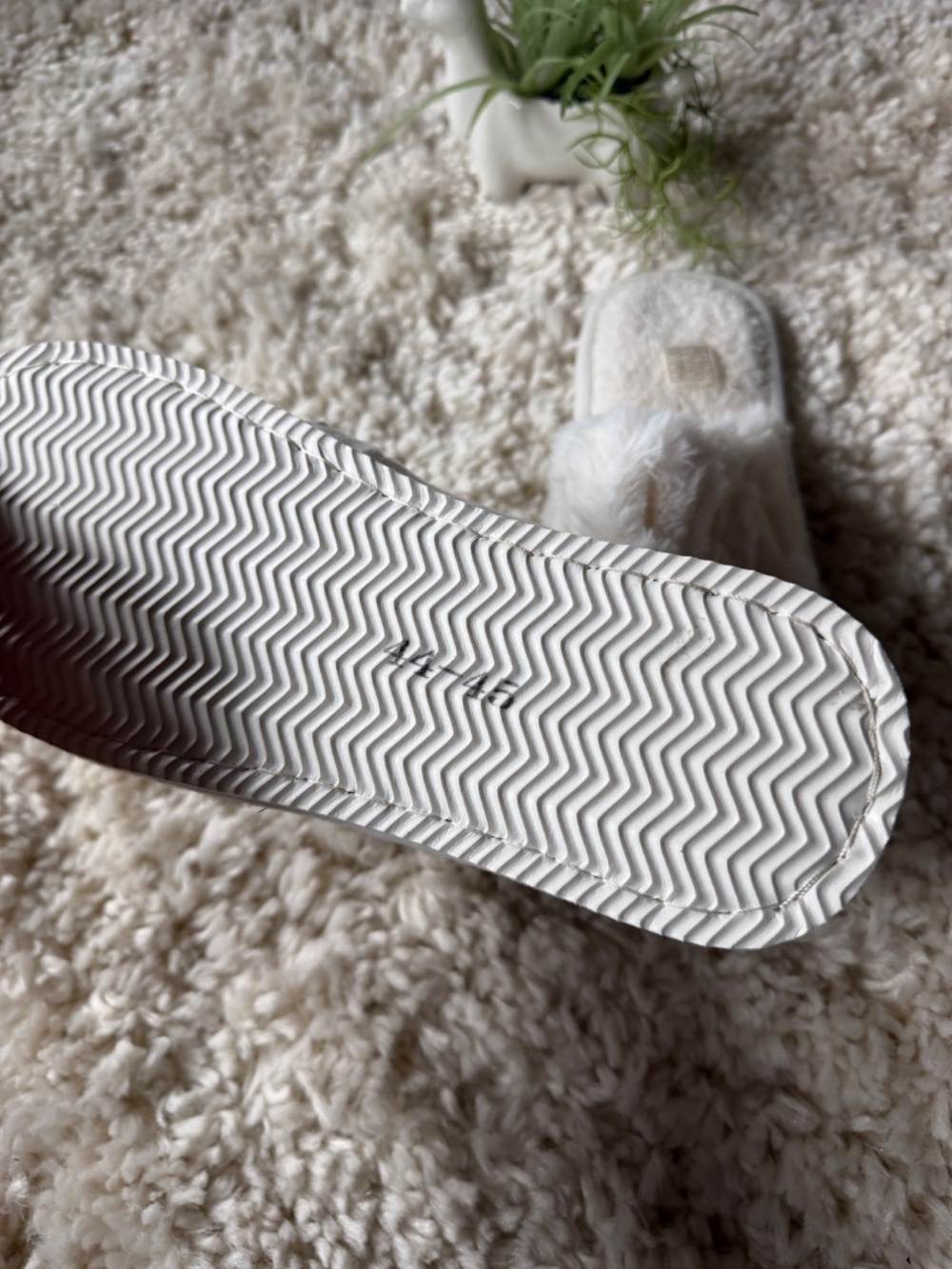 Soft cream faux-fur slide Plush Cream Faux-Fur Slide Slippers — Women's Slip-On - Picture 5 of 6